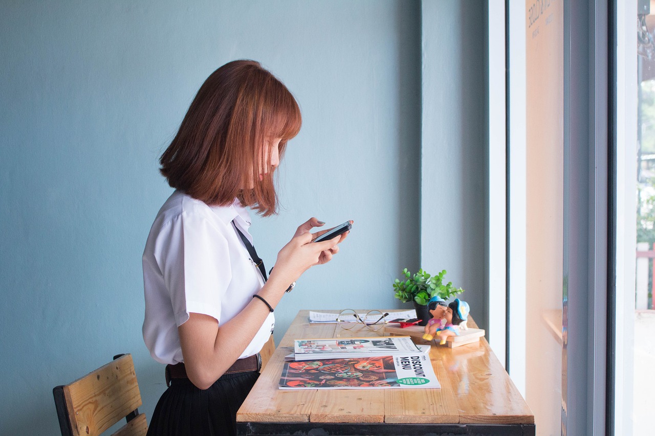 7岁异瞳女孩赢得同学喜爱